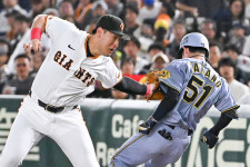 全治3ヵ月の重傷で「岡本和真」前半戦絶望…悪夢の交錯プレーに巨人OBが「ベンチの責任」を指摘する理由