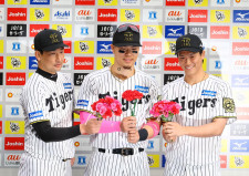 阪神・岩崎「湯浅選手ぐらいの熱い声援を僕にもください」女性ファンに珍メッセージ　輝＆湯浅とお立ち台