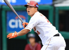 楽天がサヨナラ勝ち　連敗を４でストップ　同点の九回に渡辺佳が試合を決めた　５番手の西口が２２年８月以来の今季初勝利