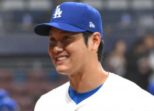 大谷翔平　チャリティー企画の始球式で捕手役　ベッツ＆フリーマンも　豪華な顔ぶれにスタンドから歓声