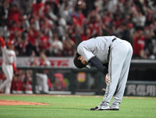 巨人悪夢の４連敗で４位転落　頼みの山崎が痛恨満塁被弾で初黒星　打線が無死満塁の絶好機逃した直後に悲劇　マツダで６戦６敗