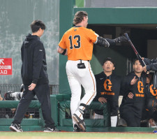 巨人　キャベッジにアクシデントか　タイムリー直後に代走送られ緊急交代　自らベンチに要求するシーンも