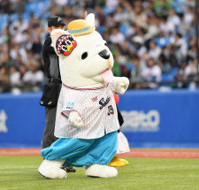 テレビＣＭお馴染み人気犬キャラが始球式登場で騒然　まさかのサイドスローにどよめき！？　つばみにアテンドされ引き上げる