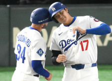パパ１年目の大谷翔平が父の日に安打　初球をとらえ痛烈な打球を右前へ　水色バット、ロゴ入りスパイクなど特別仕様のいでたち