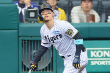 佐藤輝明が「ガチでバケモン」　衝撃の2HR6打点…理不尽弾にお手上げ「あれで入んのか」