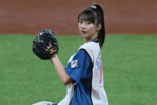 日ハム“ガチ勢”アイドルがエスコン降臨　へそ出し衣装で大暴投も…ニッコリ笑顔