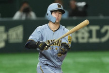 阪神・中野、死球に悶絶　3安打の活躍も…東京ドーム騒然、プレー続行でファン声援