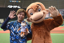 選手も興奮「よく見ていました」　おさるのジョージ来場…ウキウキ始球式や撮影会も