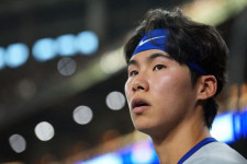 落ち込む韓国逸材を励ます姿が「可愛すぎ」　MLB公式が注目…“異色の交流”は「面白い」