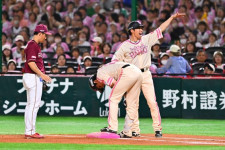 故障者続出の鷹ヒヤリ、栗原陵矢に送球が直撃　しゃがみ込み悶絶も…勝ち越しに笑顔