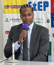 元巨人のアダム・ウォーカーがＢＣ神奈川入団会見「日本が好き」「熱いプレーを見ていただきたい」