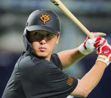 【巨人】負傷交代の岡本和真に代わり途中出場の秋広優人、３回２打席で途中交代