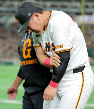 負傷の巨人・岡本は長期離脱へ…阿部監督が明言「時間はかかるだろう」病院で検査　本人は「一日でも早く戻れるように」