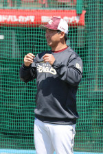 【楽天】雄平２軍打撃コーチが１軍練習に姿見せる　石井一久ＧＭ「ローテーションしていきたい」