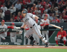 【巨人】６回に浅野翔吾の犠飛で１点を返す　加入即スタメンのリチャードが本塁打に続き２打席連続ヒット