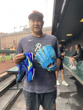 菅野智之が父の日仕様のグローブ＆スパイクで練習「１回しか使わないのは、ちょっと、もったいない」
