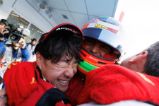 VELOREXフェラーリ“26台抜き”劇的勝利の裏側。超ストイックな元F1戦士ロベルト・メリ見習い片山義章も禁酒＆猛特訓