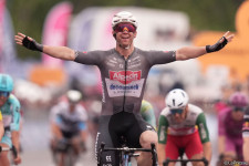 大規模クラッシュで混乱の1日、カーデン・グローブスがスプリントを制し今季初勝利｜ジロ・デ・イタリア2025 レースレポート：第6ステージ