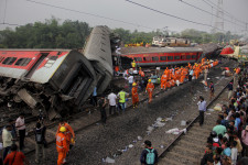 印列車事故　衝突防止装置なしか