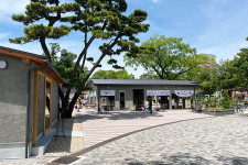 大阪・住吉公園内に新スポット誕生、晴天下にビール片手に楽しむ姿も　１６店舗揃う「横丁」