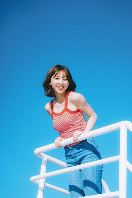 日向坂46富田鈴花、船上で輝く笑顔 新写真集カット公開