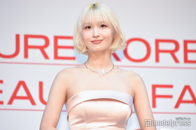 TWICEのモモとサナが魅せる美ボディと輝く美肌の最新ファッションショット