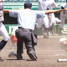 今夏にも実現？ 甲子園に「ビデオ判定」導入の可能性…《審判守るためにも絶対必要》の世論が後押し