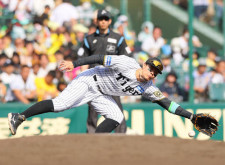 【阪神】佐藤輝明は守っても見せる男　腕を伸ばして１回転　「こどもまつり」最終日に沸かす