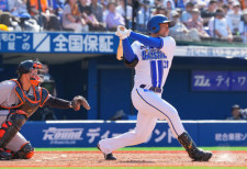 【DeNA】戦力外→野手転向で７年目の勝又温史がプロ３打席目で初安打　ベンチからの祝福に笑顔