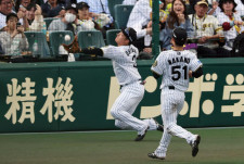 【阪神】大山悠輔が迫力満点スライディングキャッチ　中野拓夢のお株奪うフェンス際の好捕