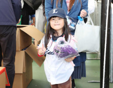 【西武】昨季パ新人王・武内夏暉監修“キッズグローブ”配布「野球を楽しむ子が増えたらいいな」