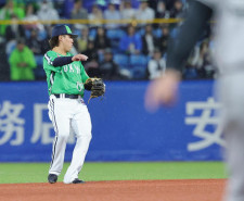 【ヤクルト】赤羽由紘が遊飛を落球　痛恨の適時失策、グラブから白球がこぼれ落ちた