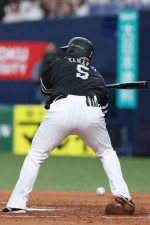 【ソフトバンク】山川穂高がヒヤリ…死球で苦悶の表情　痛みを堪えてプレー続行