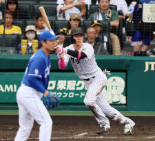 【阪神】藤川監督、６回途中交代の小幡竜平に「また改めてかなと…もう少し待ってもらいたい」