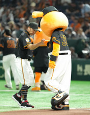 【巨人】阿部慎之助監督「スロー見たらすごいボール打ってた」吉川尚輝の逆転３ランを称賛