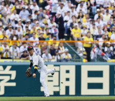 【阪神】近本光司が不運な今季初失策　好返球も走者に当たって「悪送球」が記録