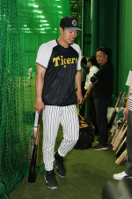 【阪神】「世界一のバッターなので」佐藤輝明が取り入れる「大谷打法」クリケットバットも使用　