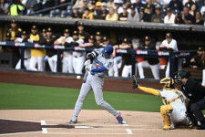 大谷翔平、第４打席は勝ち越し機で松井裕樹と対戦　カウント１―１からスイーパーにスイング