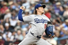 山本由伸、大谷翔平の後ろ姿公開　飛行機に乗るため滑走路を歩くバックショット