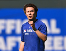 山本由伸、アイスコーヒー片手に爽やかスマイルで球場入り　シンプルな白シャツコーデが爽快感