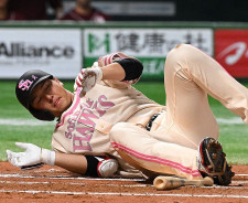 ソフトバンク新戦力の秋広優人にヒヤリ　左膝付近に死球受け一時立ち上がれず