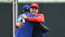 「笑顔がまぶしすぎる」大谷翔平とヌートバーの熱いハグ　23年WBCでチームメイト