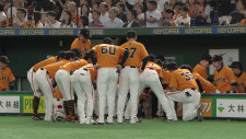 巨人がベンチ前で円陣　日本ハム・北山亘基の完全試合崩すもノーノーは継続