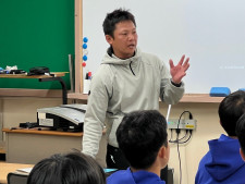 「教えすぎると、子供たちが迷うんで…」打者は全員両打ち＆ノーサイン野球で“大阪府大会ベスト16”進出…ナゾの府立高を育てた監督の正体は？
