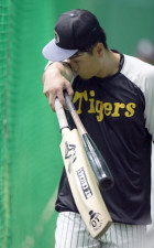 阪神・佐藤輝明、クリケットバットで打撃練習「ミートポイントを確認」リーグ戦再開「いつも通りやるだけ」