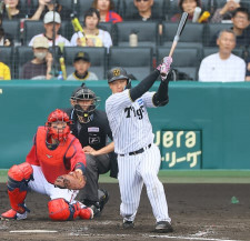 阪神・大山悠輔の適時二塁打で追加点！　近本が12球団最多タイの今季6度目猛打賞