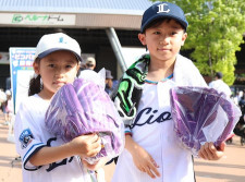 西武、小学生以下来場者全員に武内監修キッズグラブ配布「キャッチボールを楽しんで」