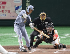 阪神、失策で巨人・山﨑伊織の開幕無失点止める　