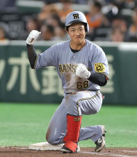 阪神・中川勇斗がうれしいプロ初安打　ヘッドスライディングでもぎとり、何度も何度もガッツポーズ！