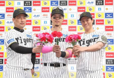 阪神・湯浅京己、6戦連続無失点「恩返しできるように頑張ります」佐藤輝、岩崎とお立ち台